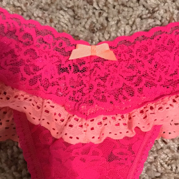 VS - matching bra (36C)/thong (OS) - never worn - Picture 15 of 16